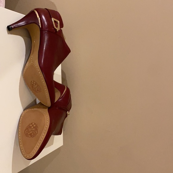 Beautiful BURGUNDY VINCE CAMUTO BOOTIES NEW SIZE 8 - Picture 2 of 3